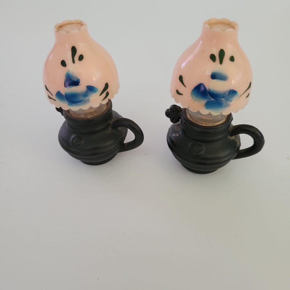 1950'S CAPE COD OIL LAMPS SALT & PEPPER SHAKERS PINK & BLUE SHADE BLACK METAL